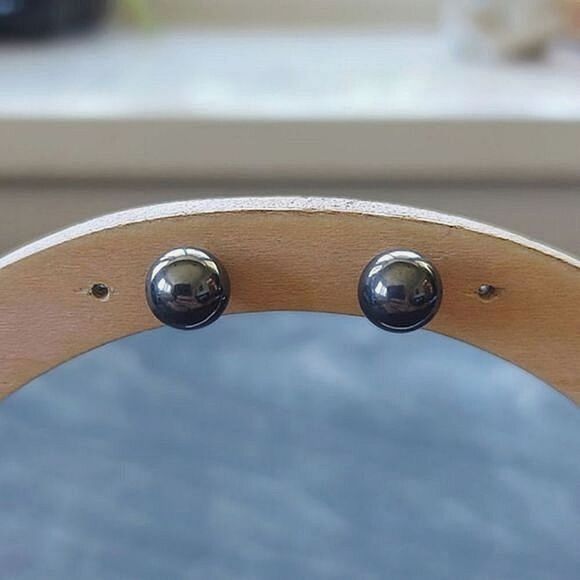 90s Deadstock Banana Bob faux black pearl studs - Picture 2 of 7